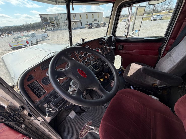2004-peterbilt-379-image-31