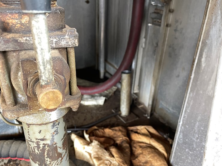 #1037-•-2009-international-navistar-fuel-truck-(has-mn-title)-image-40