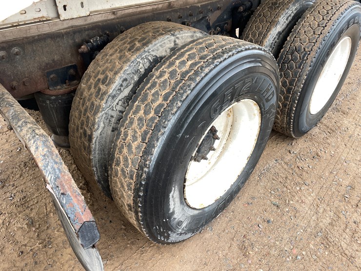 #1038-•-2005-freightliner-grain-truck-(has-mn-title)-image-35