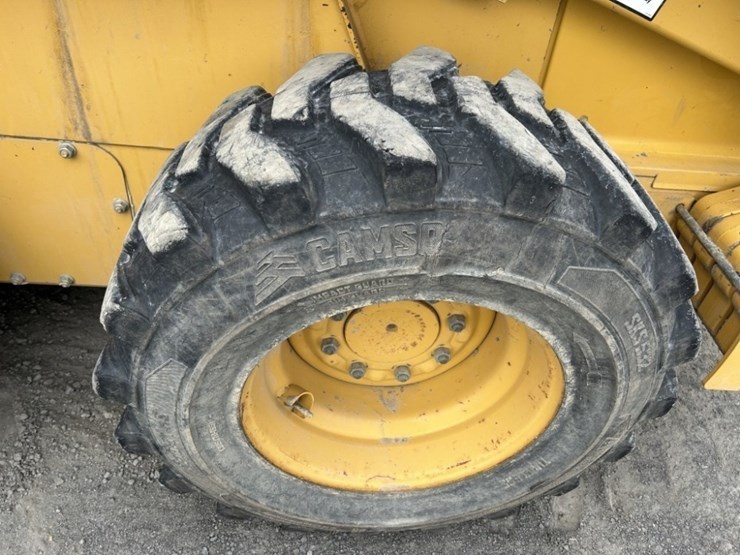 2005-john-deere-320-image-11