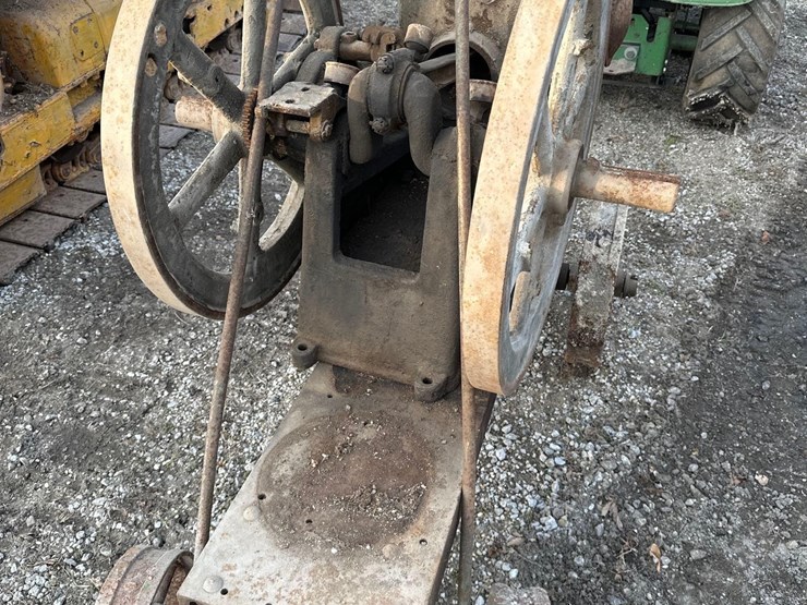 fuller-&-johnson-5-hp-h&m-on-trucks-(sn#-89142)-(hess)-image-5