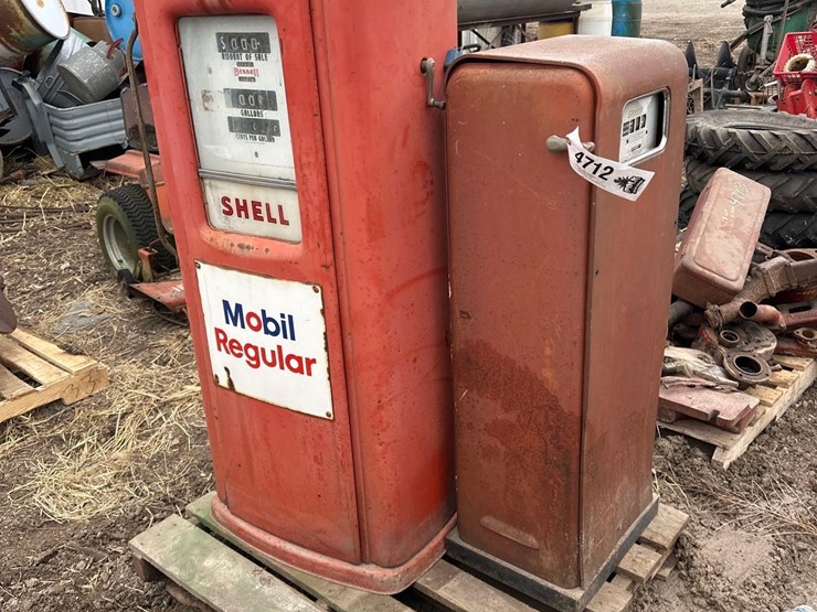(2)-vintage-gas-pumps-(wf)-image-1