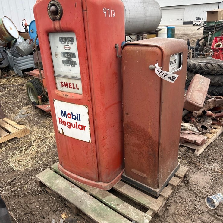 (2) VINTAGE GAS PUMPS (WF)