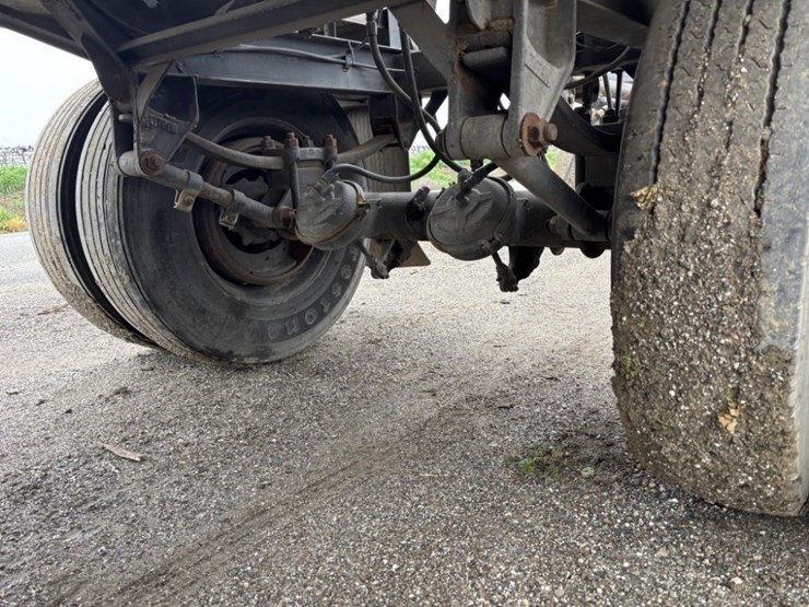 1976-titan-trailer-image-17