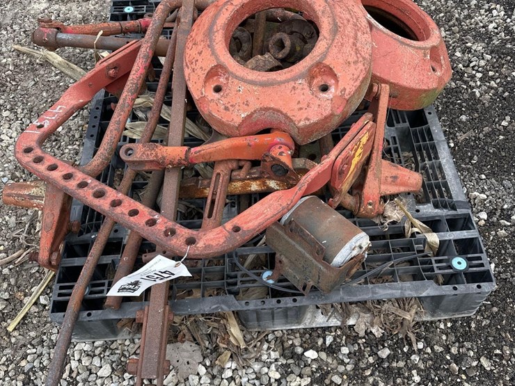 pallet-of-misc-ih-tractor-parts-(wf)-image-2