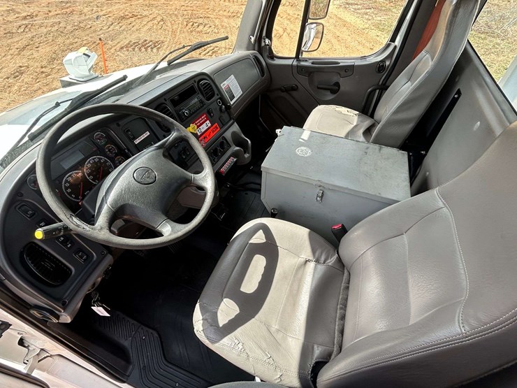 2016-freightliner-m2-106-image-58