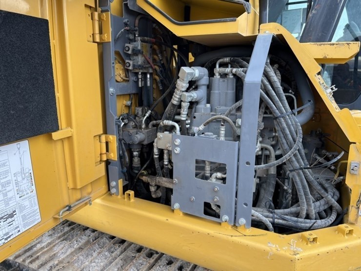 2021-deere-135g-image-23