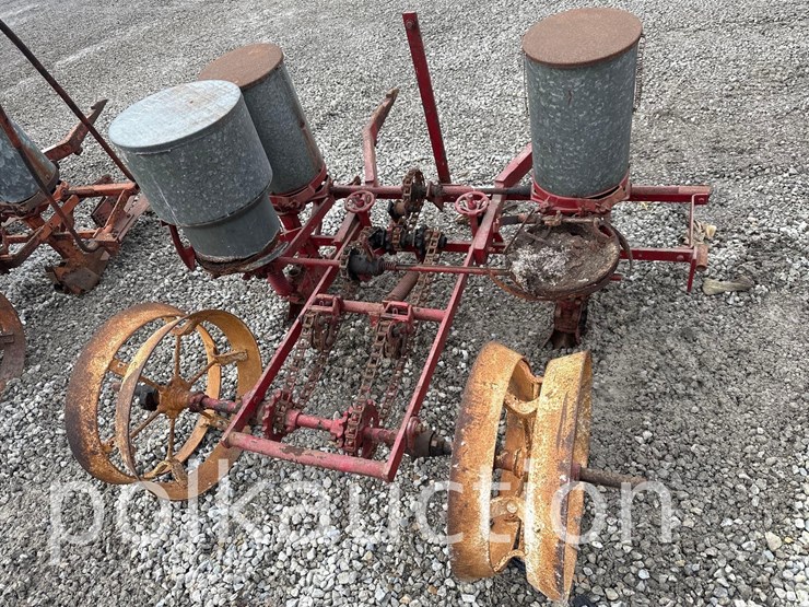 ih-fast-hitch-2-row-planter-(wf)-image-2