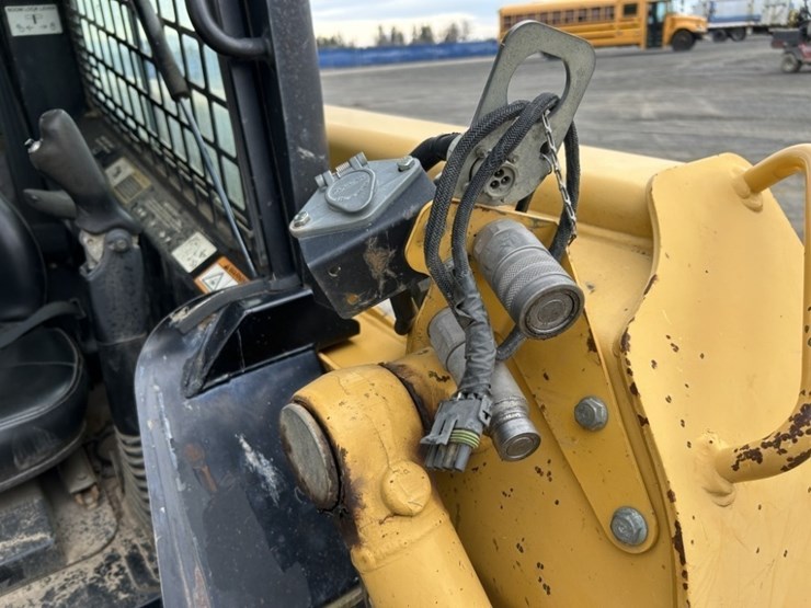 2005-john-deere-320-image-30