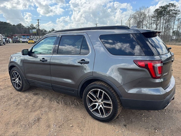 2016-ford-explorer-image-4