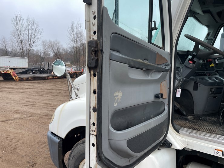#1038-•-2005-freightliner-grain-truck-(has-mn-title)-image-47