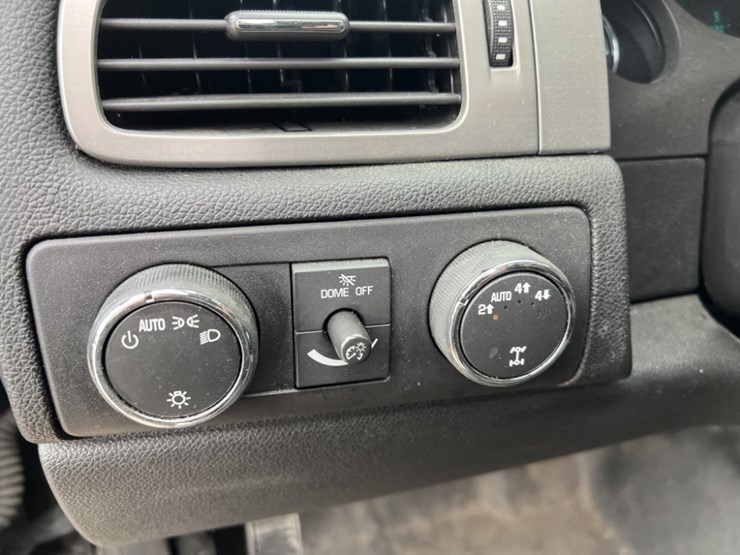 2012-chevrolet-tahoe-image-28