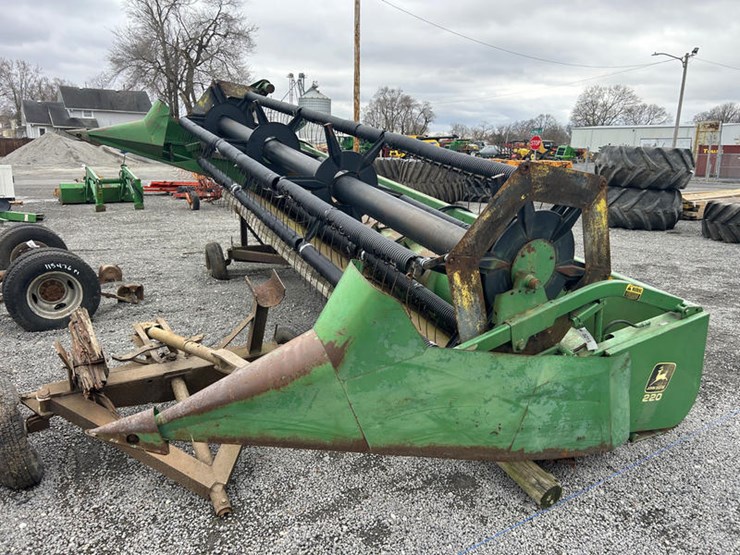 john-deere-220-image-1