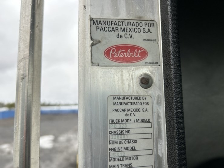 2014-peterbilt-320-image-19