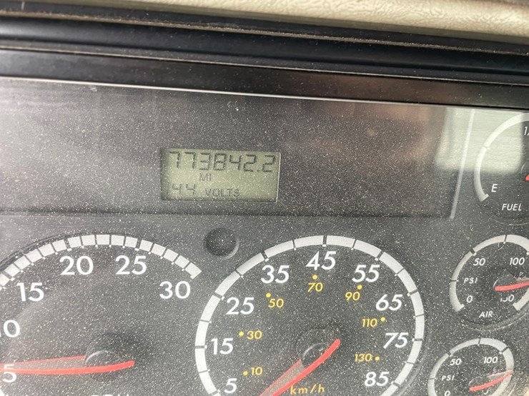 #1038-•-2005-freightliner-grain-truck-(has-mn-title)-image-56