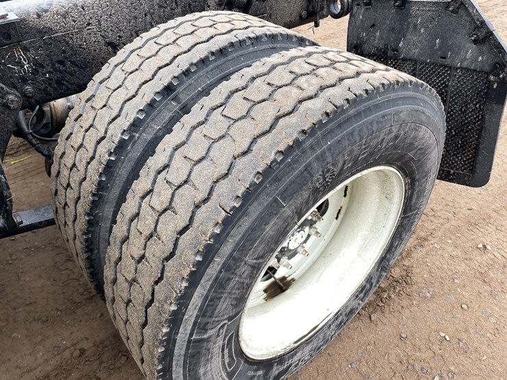 #1482-•-2009-freightliner-truck-tractor-(has-mn-title)-image-9