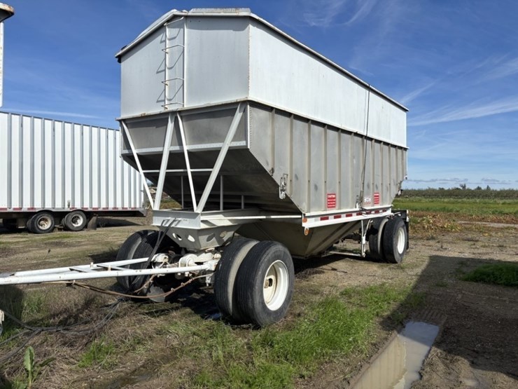 1974-titan-trailer-image-1