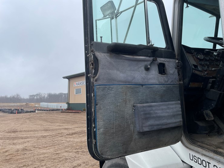 #1041-•-1989-peterbilt-flatbed-truck-tractor-(has-mn-title)-image-35