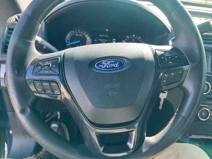 2016-ford-explorer-image-33