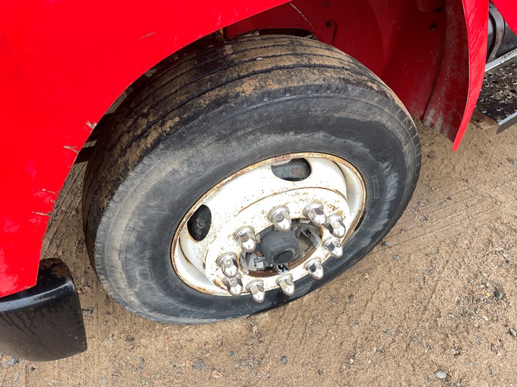 2000-freightliner-fl60-image-34