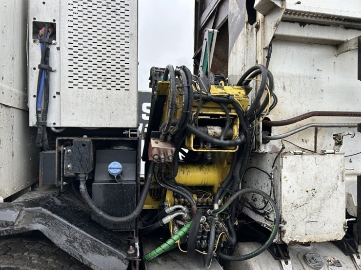 2014-peterbilt-320-image-42