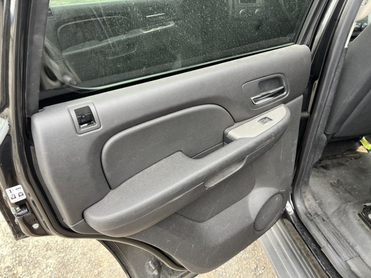 2012-chevrolet-tahoe-image-24