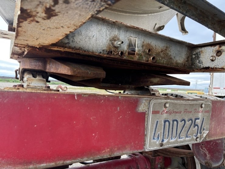 1987-clough-4,500-gallon-t/a-tank-trailer-image-14