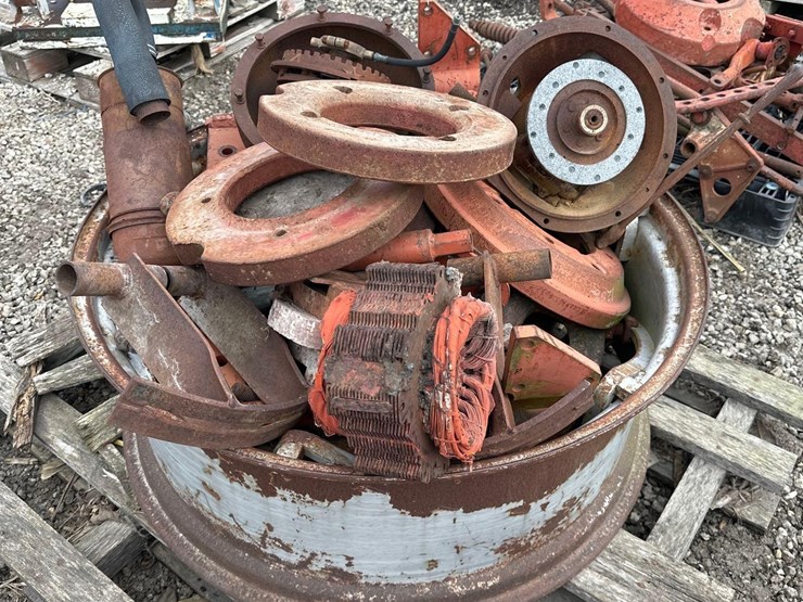 pallet-of-misc-ih-tractor-parts-(wf)-image-1