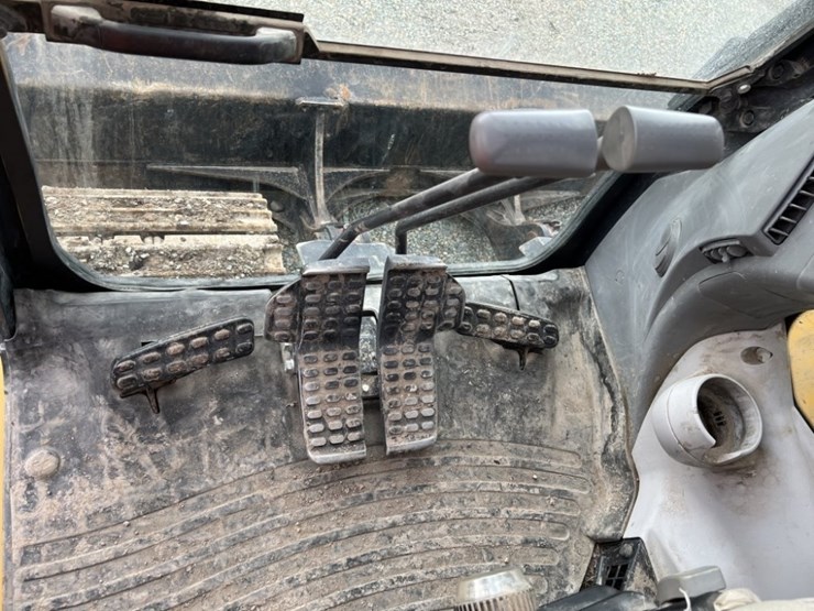 2021-deere-135g-image-46