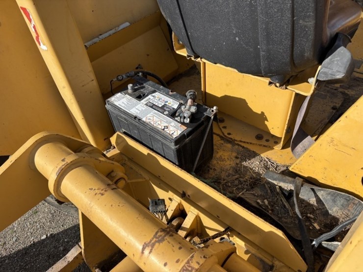 2004-deere-210le-image-21