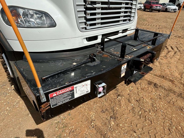 2016-freightliner-m2-106-image-10