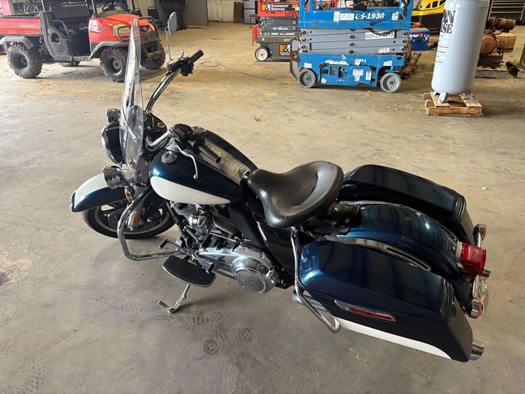 2020-harley-davidson-road-king-police-motorcycle-(18,376-miles)-image-2