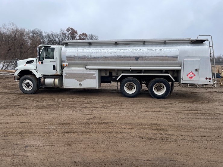 #1037-•-2009-international-navistar-fuel-truck-(has-mn-title)-image-2