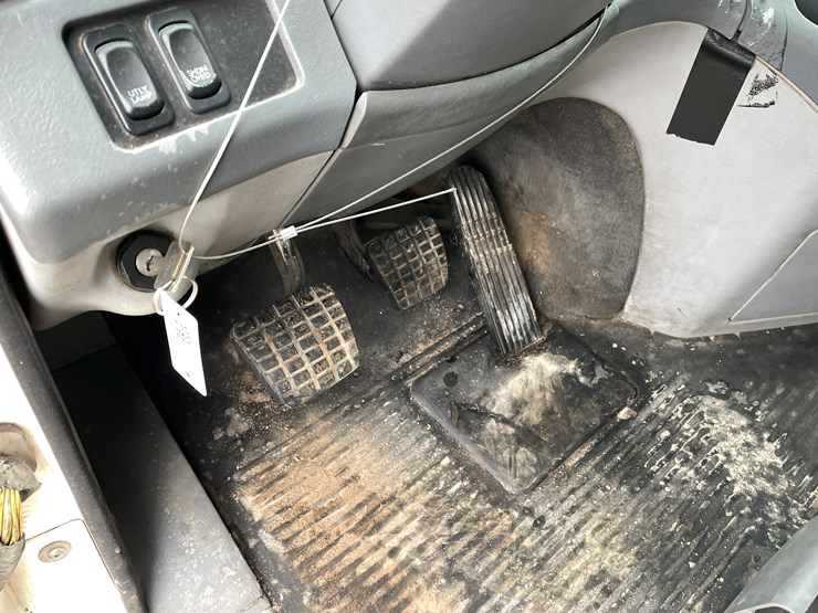 #1038-•-2005-freightliner-grain-truck-(has-mn-title)-image-60