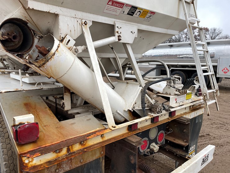 #1038-•-2005-freightliner-grain-truck-(has-mn-title)-image-30