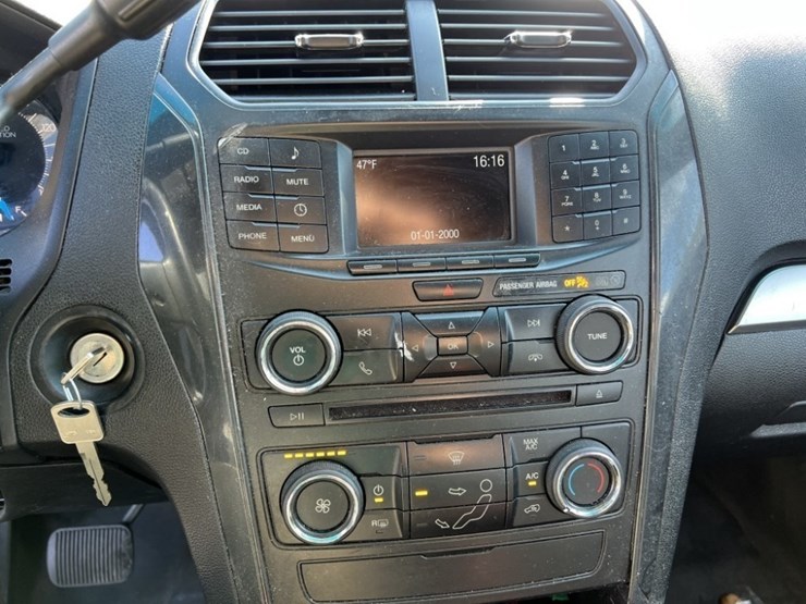 2016-ford-explorer-image-34