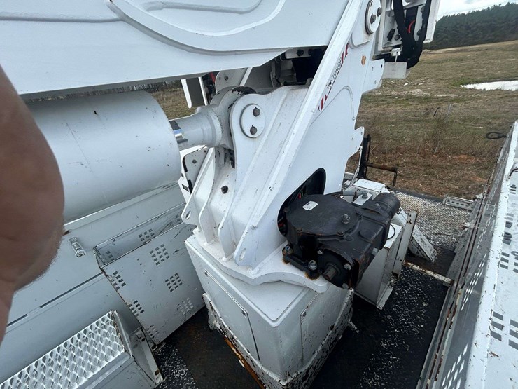 2016-freightliner-m2-106-image-34