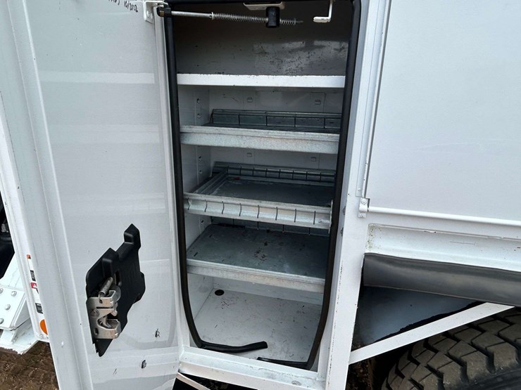 2016-freightliner-m2-106-image-18