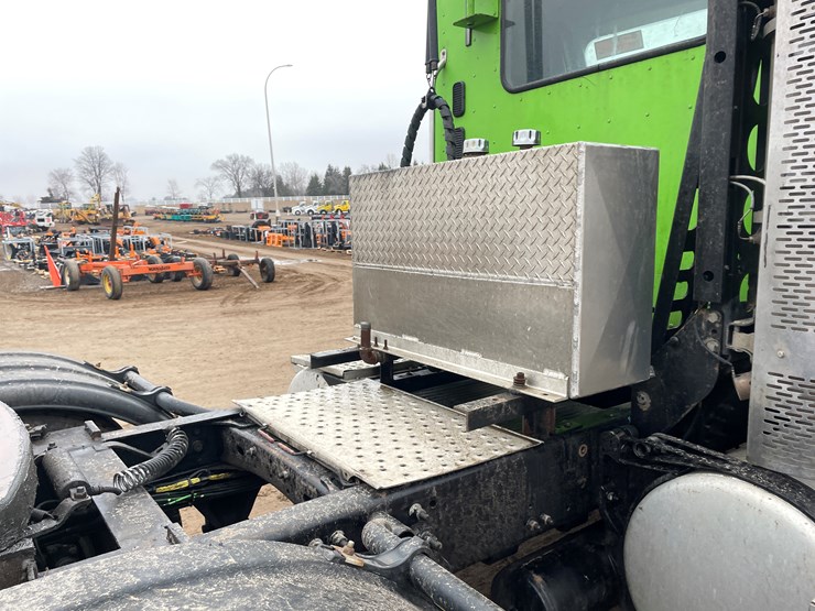 #1482-•-2009-freightliner-truck-tractor-(has-mn-title)-image-18