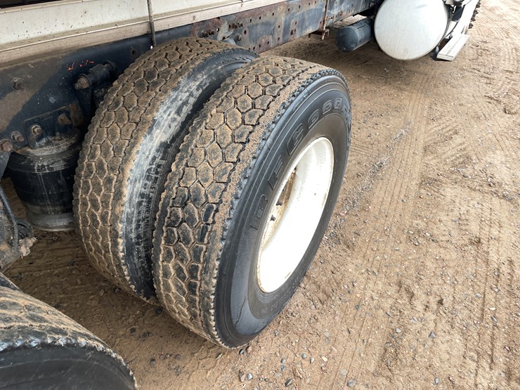 #1038-•-2005-freightliner-grain-truck-(has-mn-title)-image-37