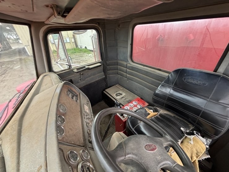 2001-peterbilt-357-image-32