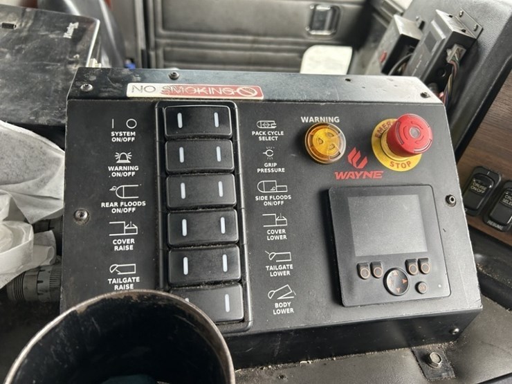 2014-peterbilt-320-image-35