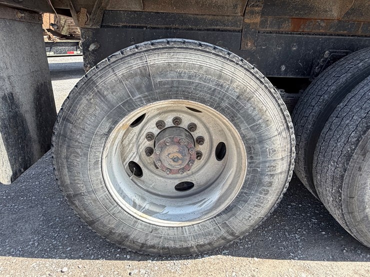 2004-peterbilt-379-image-23