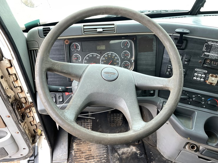 #1038-•-2005-freightliner-grain-truck-(has-mn-title)-image-54