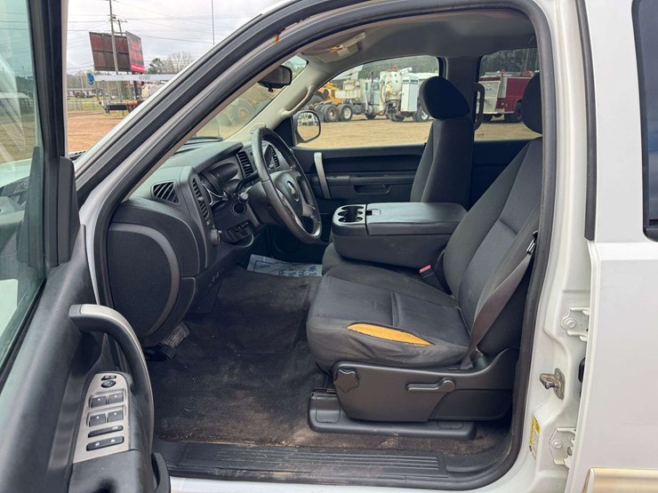 2011-chevrolet-silverado-1500-lt-image-10