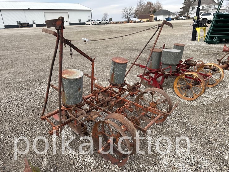 ih-fast-hitch-2-row-planter-(wf)-image-2