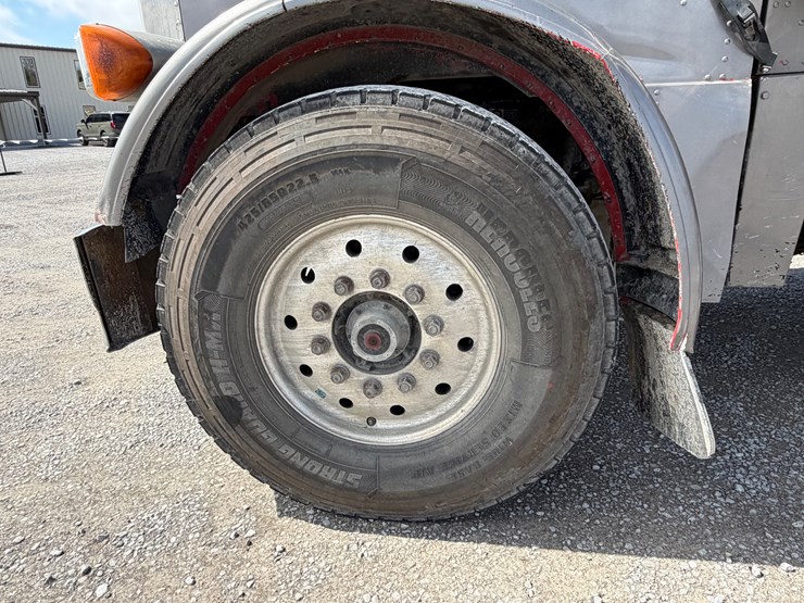 2004-peterbilt-379-image-13