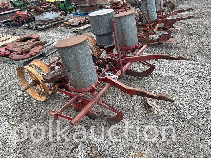 ih-fast-hitch-2-row-planter-(wf)-image-1
