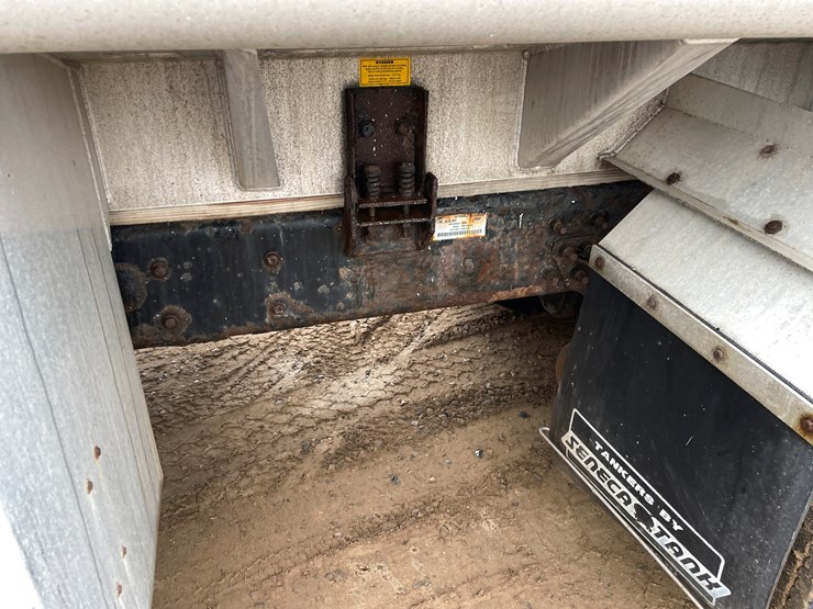 #1037-•-2009-international-navistar-fuel-truck-(has-mn-title)-image-22