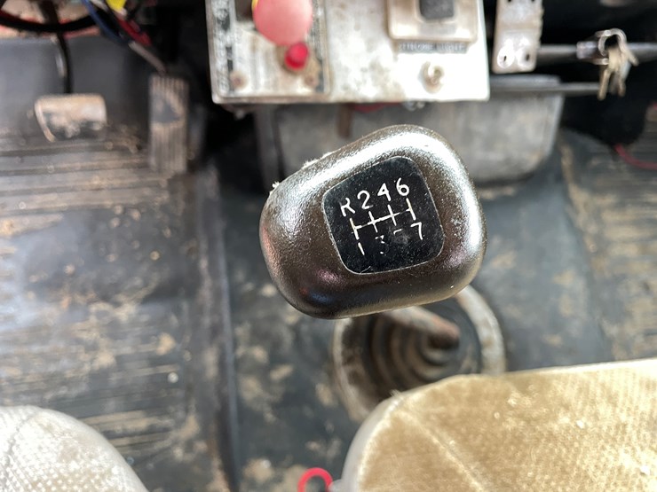 2000-freightliner-fl60-image-17